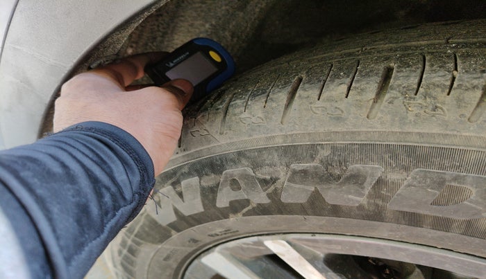 2022 Mahindra XUV700 AX 5 P AT 5 STR, Petrol, Automatic, 67,444 km, tyre