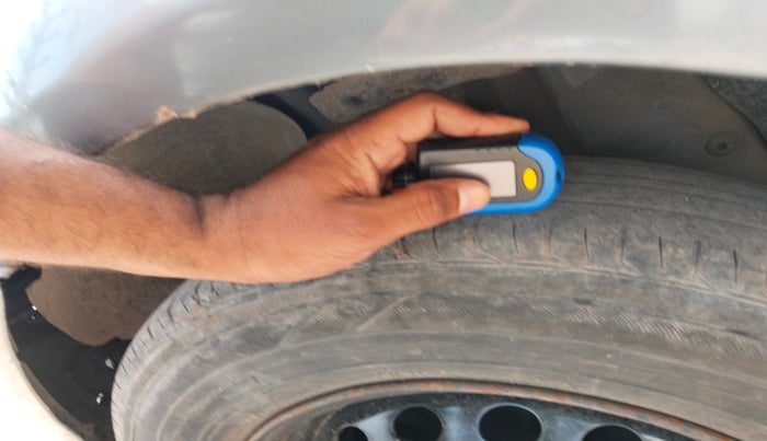 2015 Fiat Punto EVO MULTIJET 1.3 90 HP, Diesel, Manual, 1,60,873 km, tyre