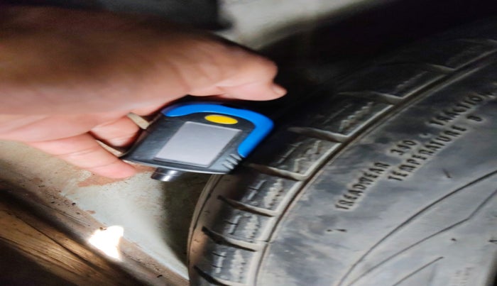 2015 Fiat Punto EVO MULTIJET 1.3 90 HP, Diesel, Manual, 1,60,873 km, tyre