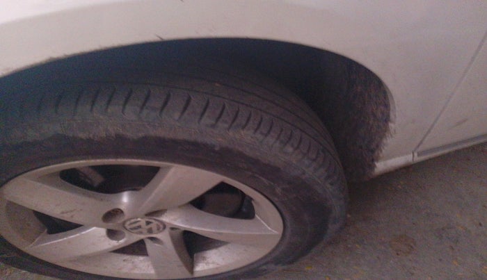 2012 Volkswagen Passat HIGHLINE DSG, Diesel, Automatic, 1,37,410 km, tyre