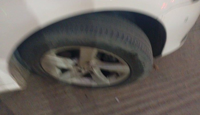 2012 Volkswagen Passat HIGHLINE DSG, Diesel, Automatic, 1,37,410 km, tyre