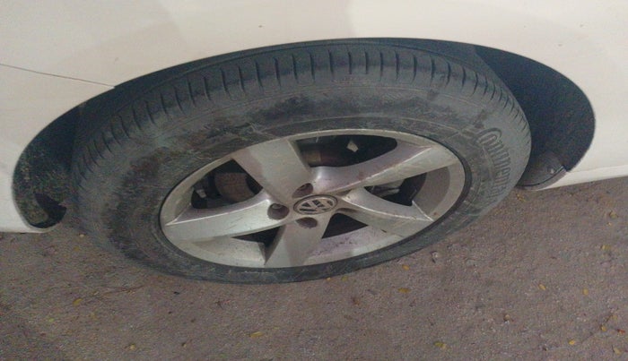 2012 Volkswagen Passat HIGHLINE DSG, Diesel, Automatic, 1,37,410 km, tyre