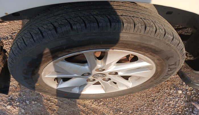 2019 Toyota Innova Crysta 2.4 VX 8 STR, Diesel, Manual, 1,20,437 km, tyre