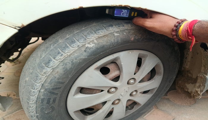 2012 Hyundai i10 SPORTZ 1.2, Petrol, Manual, 1,42,918 km, tyre