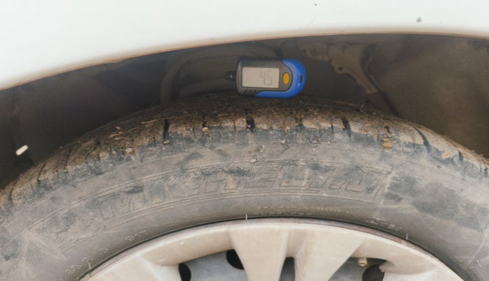 2014 Toyota Innova 2.5 G 7 STR, Diesel, Manual, 1,95,365 km, tyre