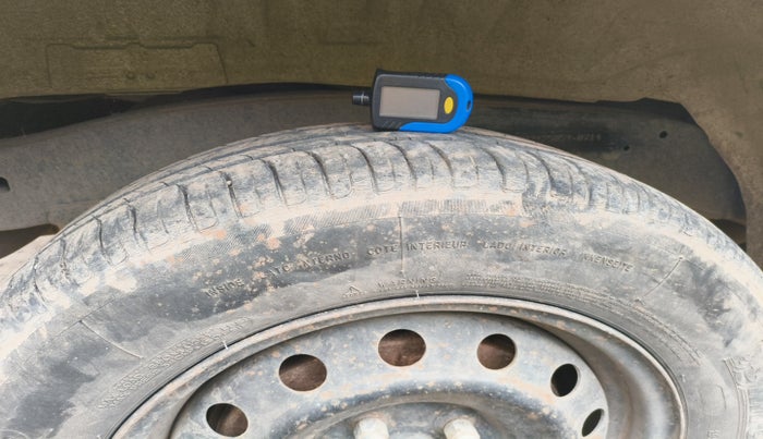 2014 Toyota Innova 2.5 G 7 STR, Diesel, Manual, 1,95,365 km, tyre