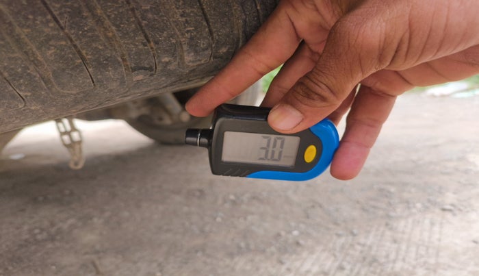 2014 Toyota Innova 2.5 G 7 STR, Diesel, Manual, 1,95,365 km, tyre