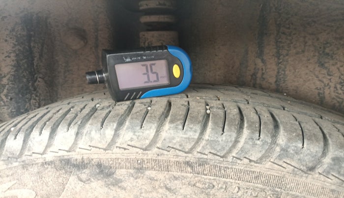 2012 Volkswagen Polo COMFORTLINE 1.2L, Diesel, Manual, 1,25,029 km, tyre