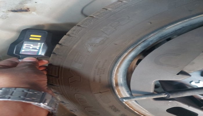 2017 Mahindra Kuv100 K8 D 6 STR, Diesel, Manual, 87,609 km, tyre