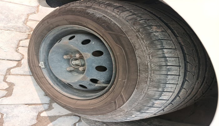 2013 Maruti Swift VXI, Petrol, Manual, 1,94,350 km, tyre