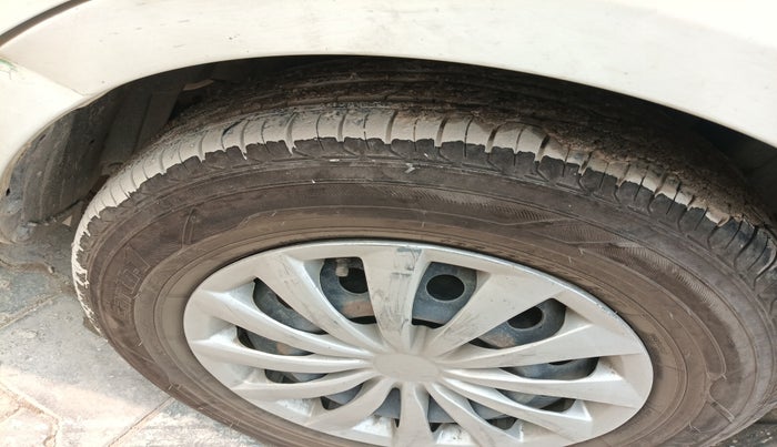 2013 Maruti Swift VXI, Petrol, Manual, 1,94,350 km, tyre