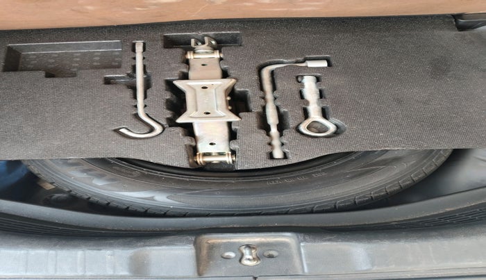 2015 Honda Jazz 1.2L I-VTEC V, Petrol, Manual, 1,00,063 km, tyre