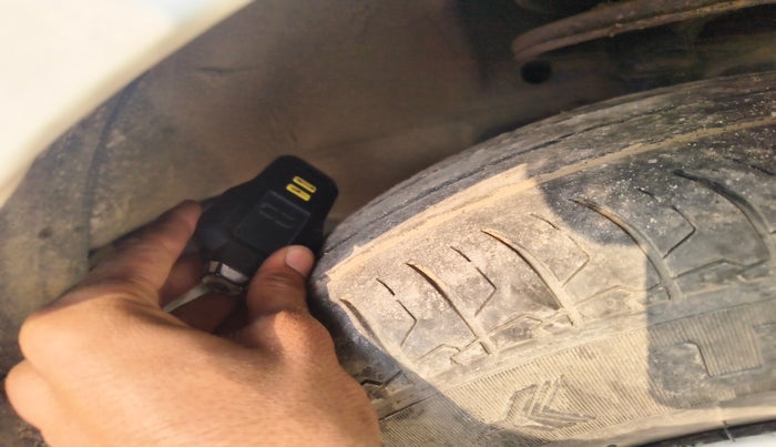 2011 Maruti Swift Dzire LXI, Petrol, Manual, 1,90,350 km, tyre