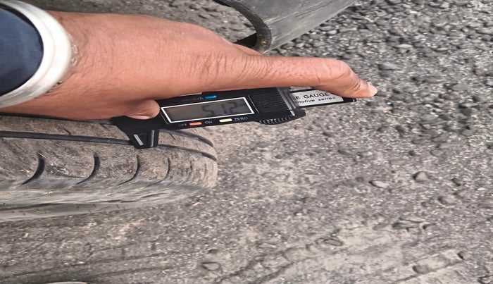 2010 Maruti Alto LXI, Petrol, Manual, 1,23,247 km, tyre