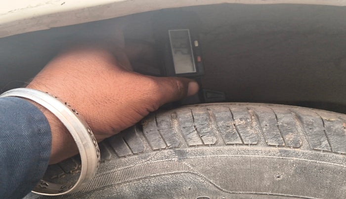 2010 Maruti Alto LXI, Petrol, Manual, 1,23,247 km, tyre