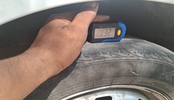 2014 Maruti Eeco 5 STR, Petrol, Manual, 1,23,734 km, tyre