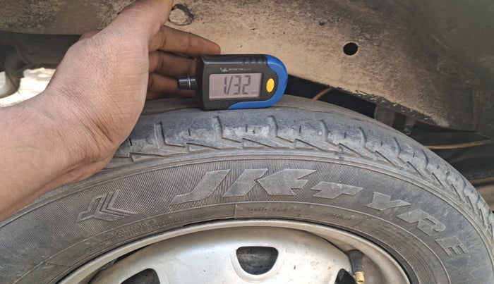 2014 Maruti Eeco 5 STR, Petrol, Manual, 1,23,734 km, tyre