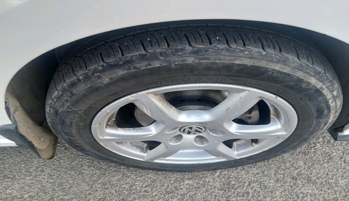 2013 Volkswagen Vento HIGHLINE 1.6 MPI, Petrol, Manual, 1,43,128 km, tyre