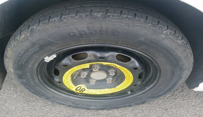 2013 Volkswagen Vento HIGHLINE 1.6 MPI, Petrol, Manual, 1,43,128 km, tyre