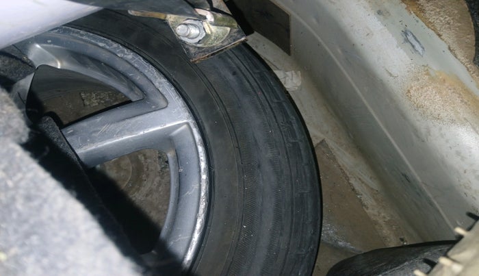 2013 Volkswagen Vento HIGHLINE 1.6 MPI, Petrol, Manual, 1,43,128 km, tyre