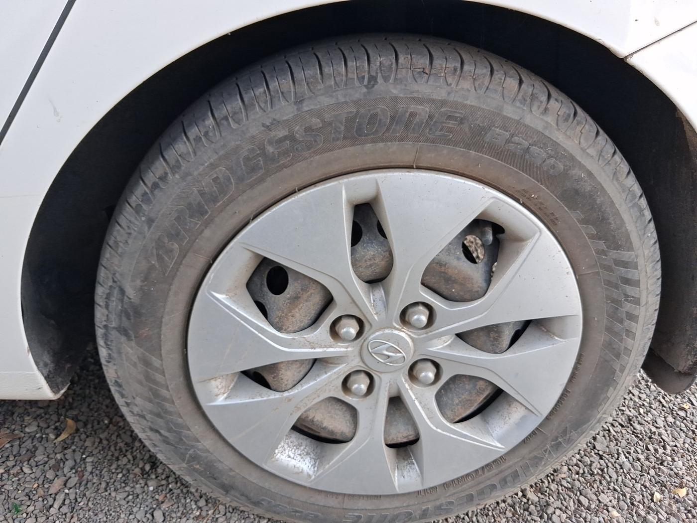 2015 Hyundai Xcent BASE 1.2, Petrol, Manual, 80,175 km, tyre