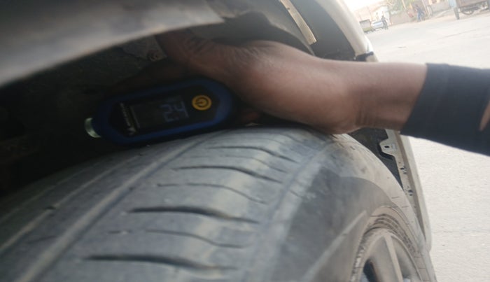 2011 Volkswagen Polo HIGHLINE DIESEL, Diesel, Manual, 2,24,785 km, tyre