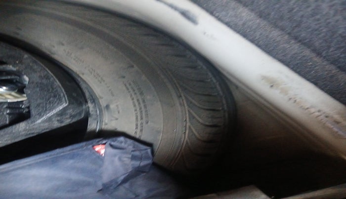 2011 Volkswagen Polo HIGHLINE DIESEL, Diesel, Manual, 2,24,785 km, tyre