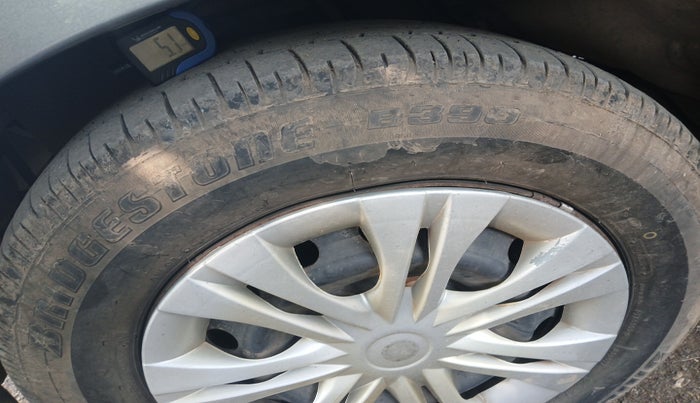 2013 Toyota Innova 2.5 GX 8 STR, Diesel, Manual, 1,36,216 km, tyre