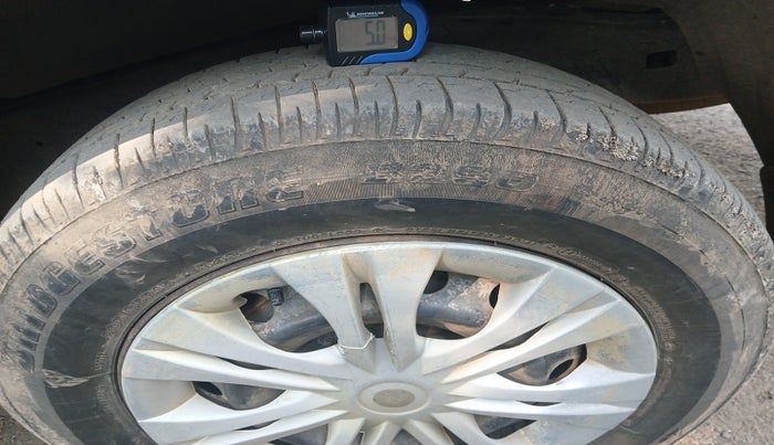 2013 Toyota Innova 2.5 GX 8 STR, Diesel, Manual, 1,36,216 km, tyre