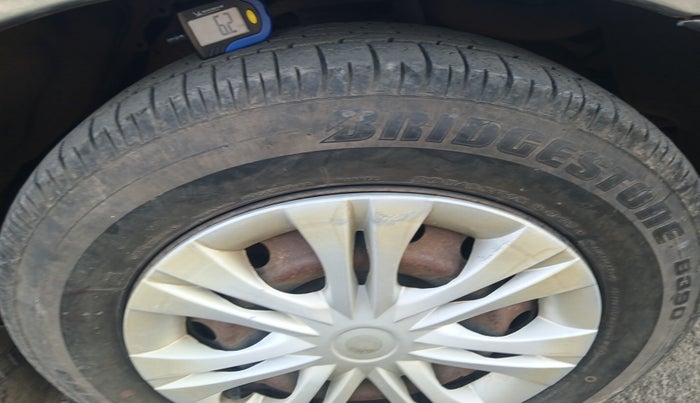 2013 Toyota Innova 2.5 GX 8 STR, Diesel, Manual, 1,36,216 km, tyre