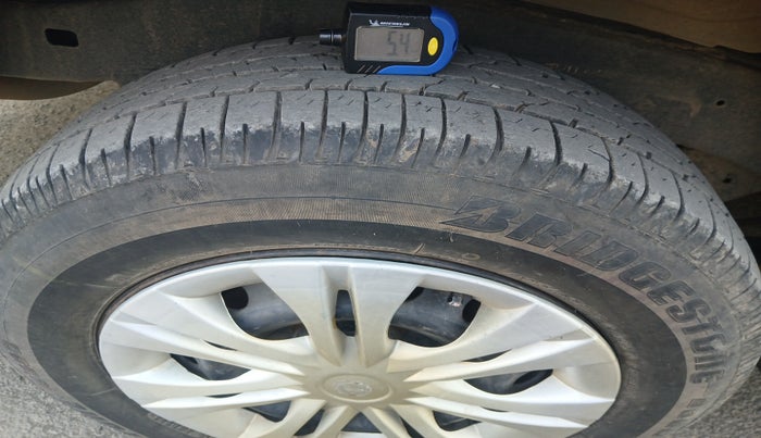 2013 Toyota Innova 2.5 GX 8 STR, Diesel, Manual, 1,36,216 km, tyre