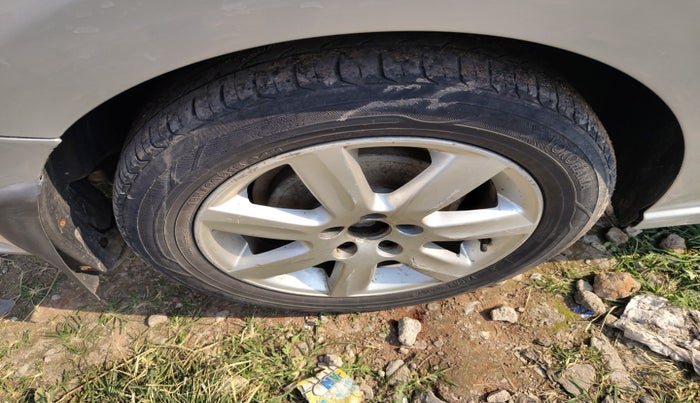 2011 Volkswagen Vento HIGHLINE 1.6 MPI, Petrol, Manual, 12,345 km, tyre