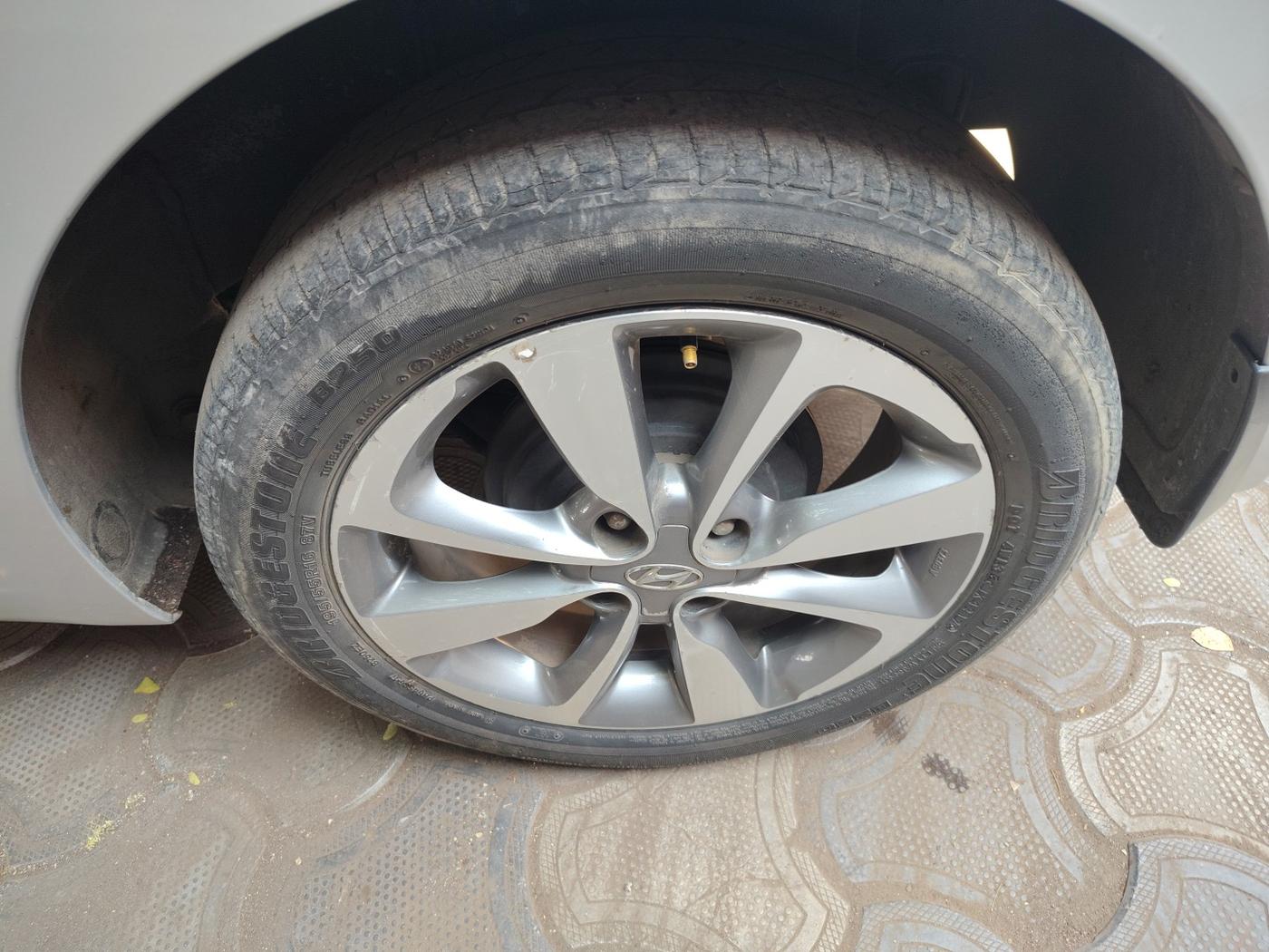 2017 Hyundai Elite i20 ASTA 1.2 (O), Petrol, Manual, 49,370 km, tyre