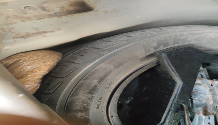 2015 Maruti Celerio ZXI, Petrol, Manual, 2,61,568 km, tyre