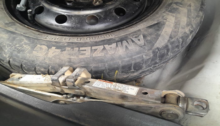 2016 Maruti Swift Dzire LXI (O), Petrol, Manual, 99,385 km, tyre