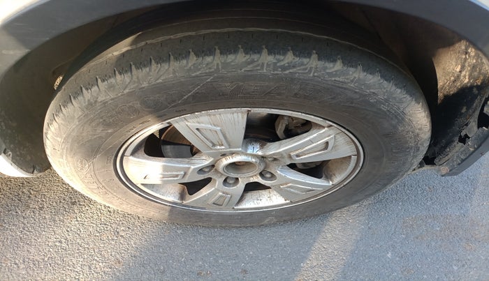 2015 Mahindra XUV500 W8, Diesel, Manual, 1,35,331 km, tyre