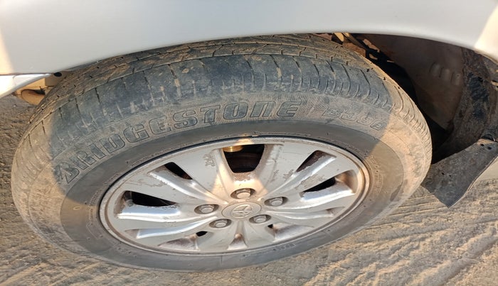 2011 Toyota Innova V 2.5 7 STR, Diesel, Manual, 2,01,484 km, tyre