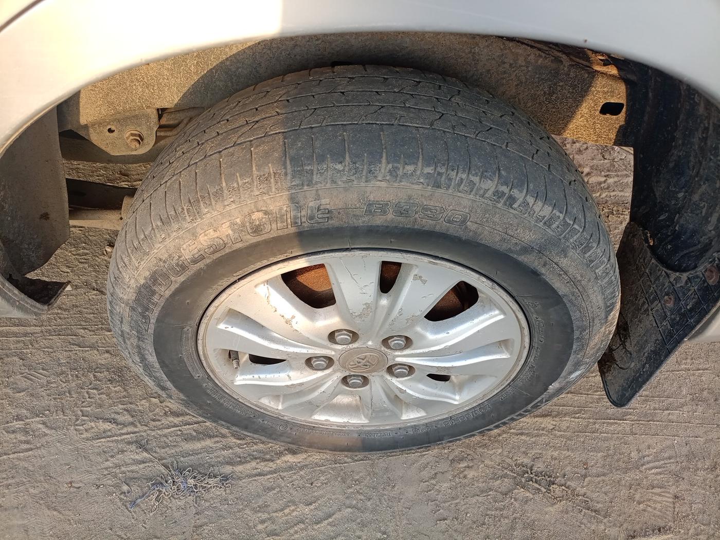 2011 Toyota Innova V 2.5 7 STR, Diesel, Manual, 2,01,484 km, tyre