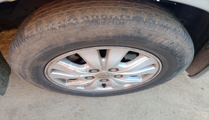 2011 Toyota Innova V 2.5 7 STR, Diesel, Manual, 2,01,484 km, tyre