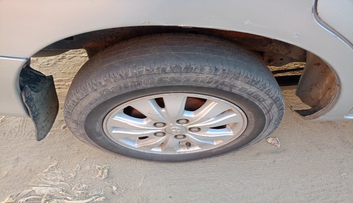 2011 Toyota Innova V 2.5 7 STR, Diesel, Manual, 2,01,484 km, tyre