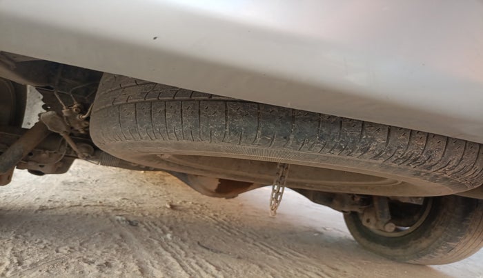 2011 Toyota Innova V 2.5 7 STR, Diesel, Manual, 2,01,484 km, tyre