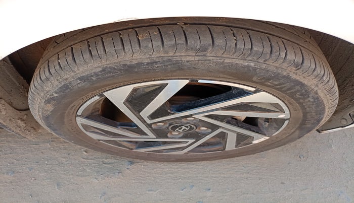 2024 Hyundai NEW I20 ASTA (O) 1.2 MT, Petrol, Manual, 21,250 km, tyre