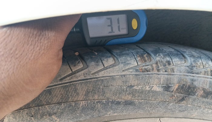 2010 Hyundai i10 MAGNA 1.2, Petrol, Manual, 1,63,375 km, tyre