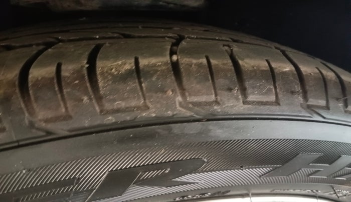 2018 Toyota Camry HYBRID, Hybrid, Automatic, 1,42,056 km, tyre