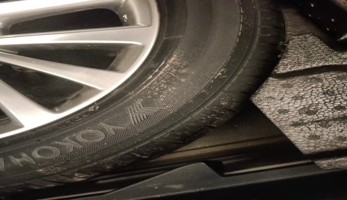 2018 Toyota Camry HYBRID, Hybrid, Automatic, 1,42,056 km, tyre