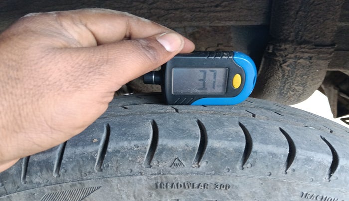 2015 Hyundai Eon ERA +, Petrol, Manual, 1,04,791 km, tyre