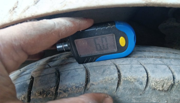 2015 Hyundai Eon ERA +, Petrol, Manual, 1,04,791 km, tyre