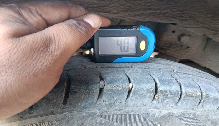 2015 Hyundai Eon ERA +, Petrol, Manual, 1,04,791 km, tyre