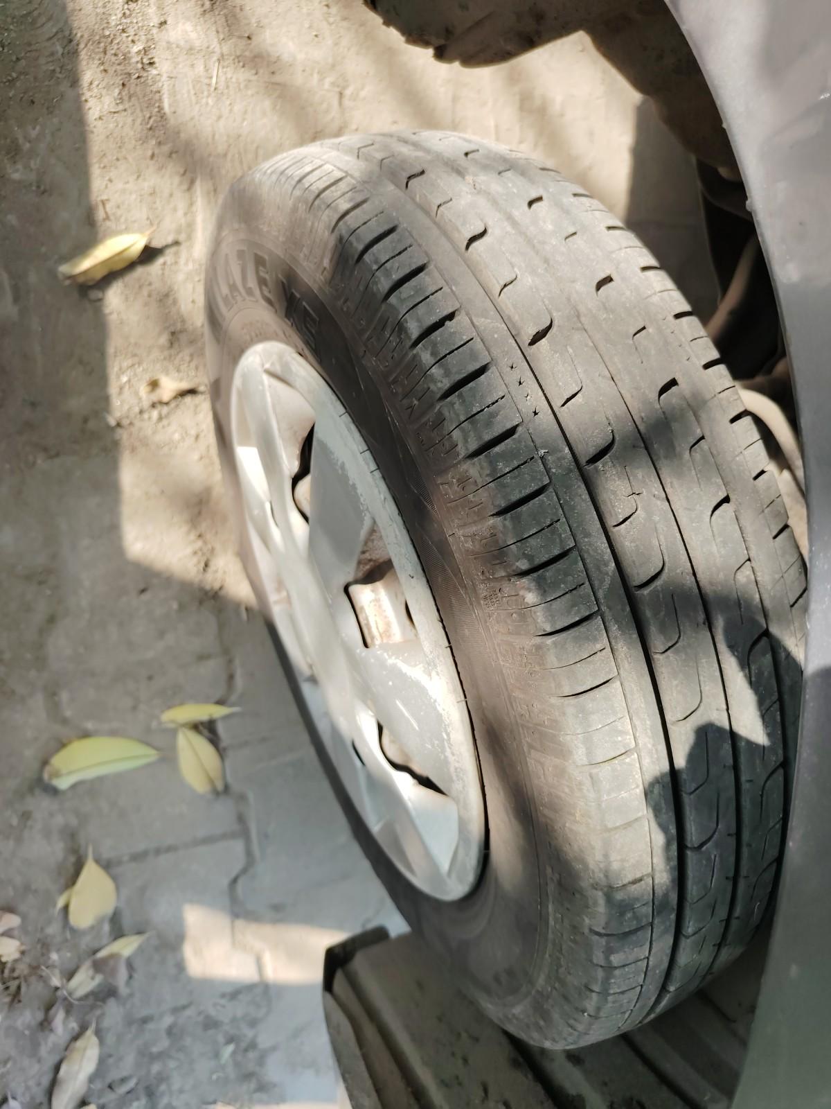 2013 Maruti Wagon R 1.0 LXI CNG, Petrol, Manual, 1,72,362 km, tyre