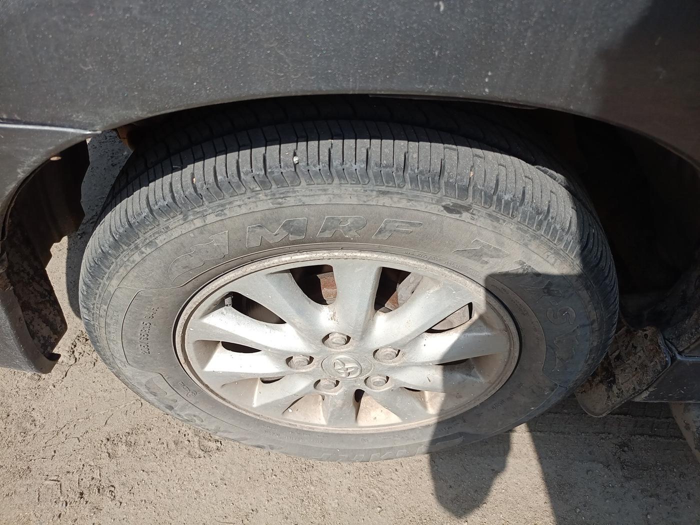 2013 Toyota Innova 2.5 VX 7 STR, Diesel, Manual, 75,273 km, tyre
